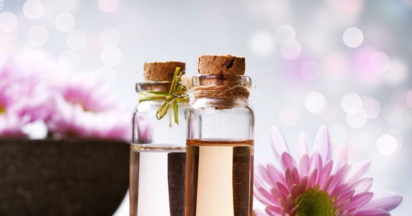 L'aromaterapia basata sull'uso di oli essenziali può migliorare la salute e il benessere a livello fisico e mentale.
